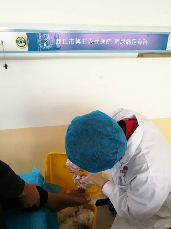老年糖尿病人脚趾被烫伤伤口长不住不结痂怎么办?