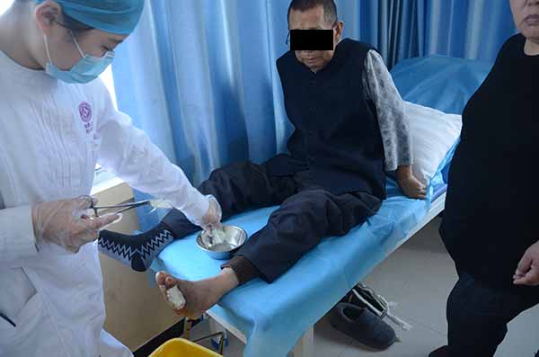 糖尿病足疼痛,血压忽高忽低怎么办?