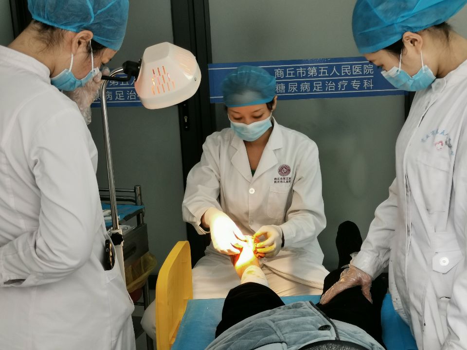 糖尿病足治疗能否在家自行清创和换药?